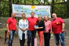 Die Initiatoren (rote Shirts) Udo Geiser, Carsten Eichmüller, und Tobias Dietrich mit Oberbürgermeisterin Dr. Dietlind Tiemann und den Ortsbürgermeisterinnen Ines Budick (Kirchmöser, li.) und Dr. Lieselotte Martius (Plaue, re.)
