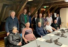 Gruppenfoto von Vertreterinnen und Vertretern der Sportvereine mit dem Oberbürgermeister Steffen Schelle und den Beigeordneten Alexandra Adel und Thom