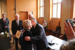 Freundschaftliche Umarmung mit Michael Kenzler nach der Auszeichnung.