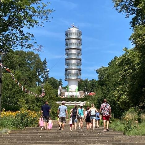 Menschen lauf auf Friedenswarte zu.