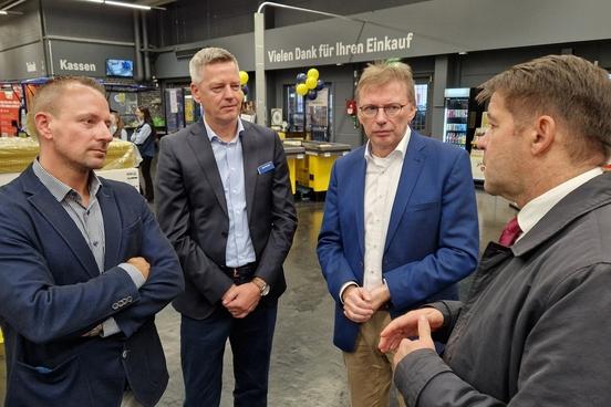 Oberbürgermeister Steffen Scheller im Gespräch mit Geschäftsleiter Mario Elisath, Regionalleiter Guido Mischok und CEO Roland Ruffing.