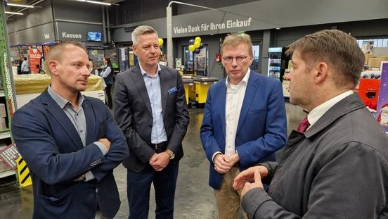 Oberbürgermeister Steffen Scheller im Gespräch mit Geschäftsleiter Mario Elisath, Regionalleiter Guido Mischok und CEO Roland Ruffing.