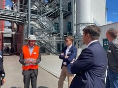 Rüdiger Bösing, Kaufmännischer Geschäftsführer von EEW Premnitz, führt die Gruppe um Oberbürgermeister Steffen Scheller und Gunter Haase durch die Anlage.