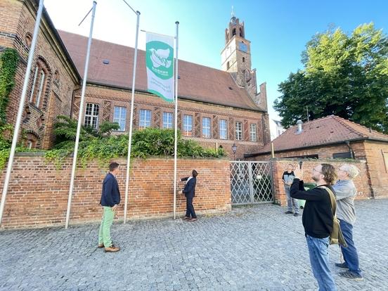 Oberbürgermeister Steffen Scheller hisst die Fahne vor dem Altstädtischen Rathaus.