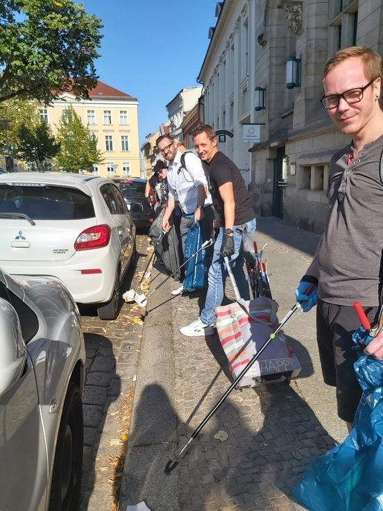 Mit Greifern wurde der Neustädtische Markt von Unrat befreit