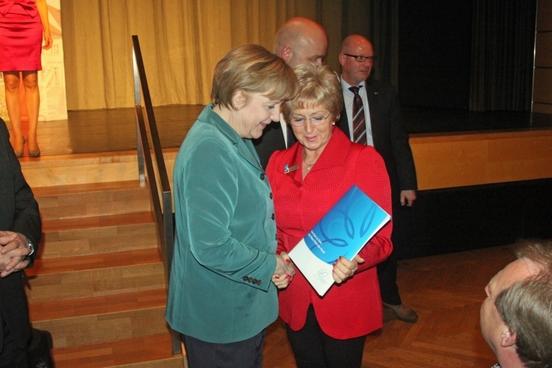 Bundeskanzlerin Dr. Angela Merkel bekommt von Oberbürgermeisterin Dr. Dietlind Tiemann eine Informations- und Präsentationsmappe zur BUGA 2015 überreicht.