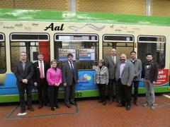 Gruppenfoto Organisatoren, Förderer und Sponsoren vor der EM-Straßenbahn.