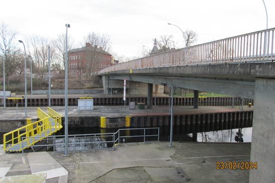 Auch die Schleusenbrücke wurde als Spannbetonbrücke und mit dem für die Zeit der 1960er und -70er Jahre üblichen Spannstahl hergestellt.