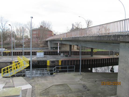 Auch die Schleusenbrücke wurde als Spannbetonbrücke und mit dem für die Zeit der 1960er und -70er Jahre üblichen Spannstahl hergestellt.