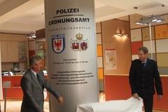 Enthüllung der Infotafel im Innenraum