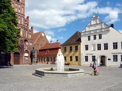 Der Altstädtische Markt mit Fouqué-Bibliothek