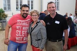 Oberbürgermeisterin Dr. Dietlind Tiemann mit einem Teilnehmer der deutsch-israelischen Inklusions-Begegnung sowie mit Dr. Niels Haberlandt, Geschäftsführer der Begegnungsstätte Gollwitz