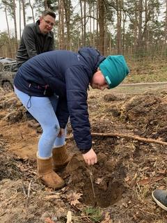 Matilda beim Pflanzen im Stadtwald.