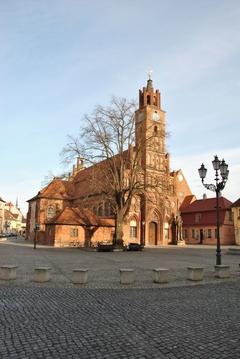 Altstädtisches Rathaus im Winter: Rathaus mit Baum (Naturdenkmal) davor. Im Vordergrund ein gepflasterter Platz, im Hintergrund das Rathaus (Aufsicht