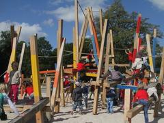 ... und probieren die farbenfrohen Spielgeräte gleich aus.