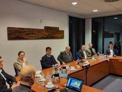 Oberbürgermeister Steffen Scheller (2. v. l.) und R´Wirtschaftsminister Jörg Steinbach (Mitte) beim unternehmergespräch in Krichmöser.