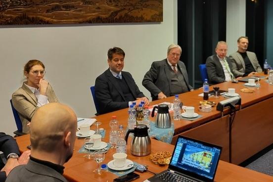 Oberbürgermeister Steffen Scheller (2. v. l.) und R´Wirtschaftsminister Jörg Steinbach (Mitte) beim unternehmergespräch in Krichmöser.