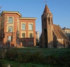 kleine Kapelle neben einem großen Backsteinhaus