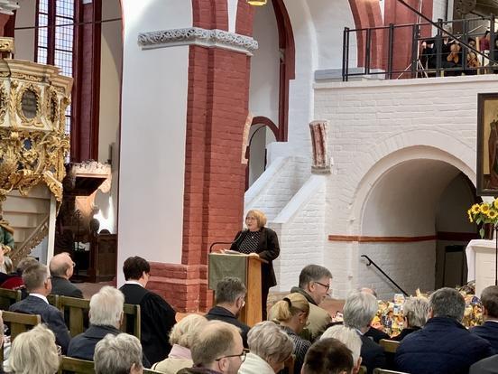 Cornelia Radecke-Engst, Präsidentin des Rotary Club Brandenburg/Havel begrüßt die Gäste.