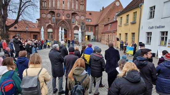 Viele Menschen hatten sich auf dem Altstädtischen Mark versammelt.