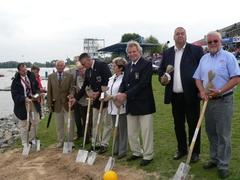 Gemeinsamer symbolischer Spatenstich mit FISA-Präsident Dennis Oswald. Gemeinsamer symbolischer Spatenstich mit FISA-Präsident Dennis Oswald.