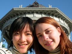 Schüler- und Jugendaustausch Zwei Mädchen unterschiedlicher Herkunft