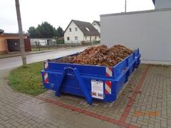befüllter Laubcontainer
