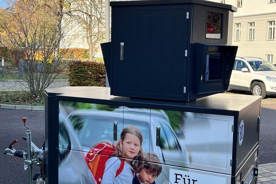 Beigeordnete Susanne Fischer gab Startschuss für den Einsatz des Enforcement Trailer Semistation zur Erhöhung der Verkehrssicherheit