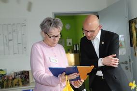 Daniel Keip ließ sich von der Kitaleiterin umfassend über das Konzept unterrichten.