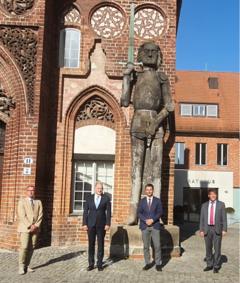 v.l.n.r.: Ralf Tebling (Bürgermeister Stadt Premnitz), Roger Lewandowski (Landrat Landkreis Havelland), Jörg Zietemann (stellvertretender Bürgermeister Stadt Rathenow), Steffen Scheller (Oberbürgermeister Stadt Brandenburg an der Havel)