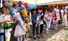 Michael Glaser, Alexandra Adel und Sponsoren übergaben die Schultüten