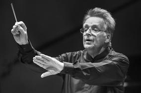 Ein Dirigent in Aktion.