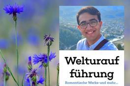 Plakat zum Konzert mit Foto eines lächelnden jungen Mannes mit Brille, einer Blumenwiese im Hintergrund, Text: Welturaufführung und vieles mehr