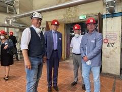 Dr.-Ing. Klaus Piefke, Technischer Geschäftsführer von EEW Premnitz, im Gespräch mit der Gruppe um Landrat Roger Lewandowski, dem Premnitzer Unternehmer Peter Poschmann sowie Bürgermeister Ralf Tebling (v.l.n.r).