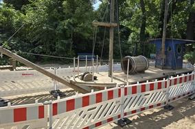Das Schaukelschiff auf dem Piratenspielplatz ist wegen eines Defekts vorübergehend gesperrt.