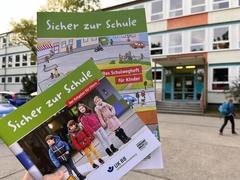 Hefte mit der Überrschrift „Sicher zur Schule“