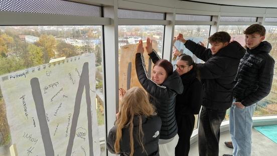 Schülerinnen und Schüler des Religionskurses der 10. Klassen am Dom-Schulcampus befestigten ihre friedensstiftenden Botschaften an der Friedenswarte.