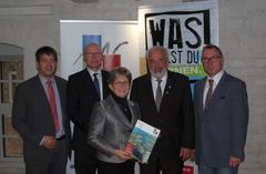 Die Vertreter der drei Städte Brandenburg an der Havel, Premnitz und Rathenow sowie des Landkreises Havelland schüren das Maßnahmepaket bis zum Jahr 2020. (v.l.n.r: Bürgermeister Steffen Scheller, Andreas Ernst (LK HVL), Oberbürgermeisterin Dr. Dietlind Tiemann (BRB), Bürgermeister Ronald Seeger (RN) und Bürgermeister Ralf Tebling (Premnitz)