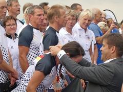 Siegerehrung OB Steffen Scheller überreicht der aus Brandenburg an der Havel stammenden Kathrin Graumann eine Silbermedaille.