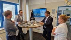 Oberbürgermeister Steffen Scheller im Gespräch mit Sandra Damaschke, Sebastian und Oliver Windeck.