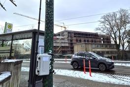 Verkehrszähltechnik auf der Kanalbrücke. Die Kamera ist oben am Stab.