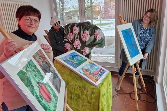 Am Freitag hat Fouqué-Bibliothek-Direktorin Cornelia Stabrodt (links) mit ihrem Team den Kulturpavillon am Nicolaiplatz 1 in ein Märchenhaus verwandel