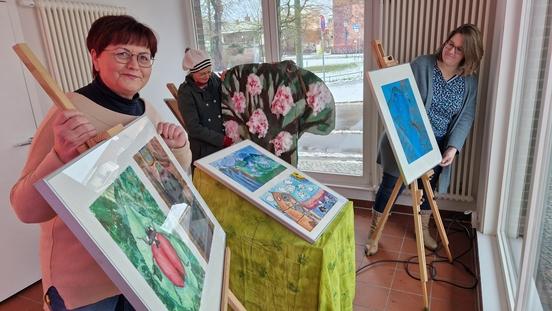 Am Freitag hat Fouqué-Bibliothek-Direktorin Cornelia Stabrodt (links) mit ihrem Team den Kulturpavillon am Nicolaiplatz 1 in ein Märchenhaus verwandel