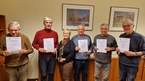 Beigeordnete Susanne Fischer mit den Ordnungspaten Klaus Schmidt, Klaus-Dieter Herm, Dirk Krause, Peter Friedling und Reinhard Reiher.