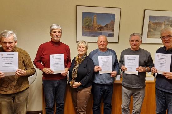 Beigeordnete Susanne Fischer mit den Ordnungspaten Klaus Schmidt, Klaus-Dieter Herm, Dirk Krause, Peter Friedling und Reinhard Reiher.