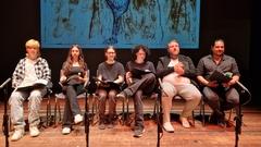 Das Jugendtheater um Steffan Drotleff (rechts) lässt die Märchen lesend lebendig werden.