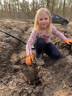 weiteres Kind bei der Pflanzaktion