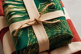 Weihnachtsgeschenke in hübschen Tüchern verpackt