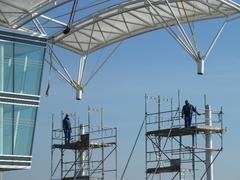 Über den Stützen wird das Dach langsam abgesenkt. Über den Stützen wird das Dach langsam abgesenkt.