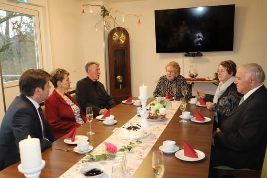 Gespräch bei Kaffee und Kuchen